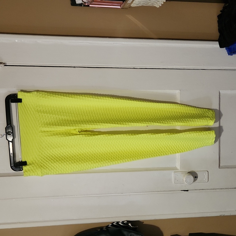 VNVNE NEON YELLOW LEGGINGS SIZE XL NWOT